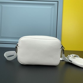 PRADA Сумка через плечо из кожи оленя Эта сумка через плечо изгот