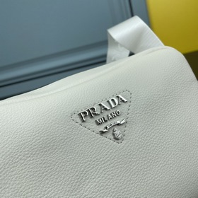 PRADA Сумка через плечо из кожи оленя Эта сумка через плечо изгот