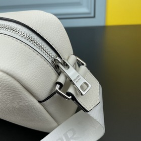 PRADA Сумка через плечо из кожи оленя Эта сумка через плечо изгот