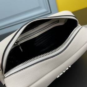 PRADA Сумка через плечо из кожи оленя Эта сумка через плечо изгот