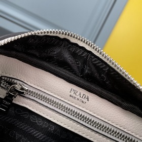 PRADA Сумка через плечо из кожи оленя Эта сумка через плечо изгот