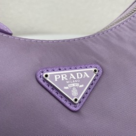 Нейлоновая сумка Prada Hobo, модель： 1BH204 Сеть сестричек-блогер