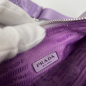 Нейлоновая сумка Prada Hobo, модель： 1BH204 Сеть сестричек-блогер
