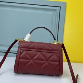 Вышитая сумка PRADA Модель： 2126 Объемный, с безупречным фирмен