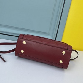 Вышитая сумка PRADA Модель： 2126 Объемный, с безупречным фирмен