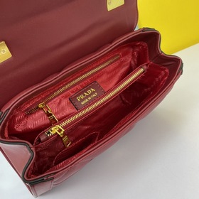 Вышитая сумка PRADA Модель： 2126 Объемный, с безупречным фирмен
