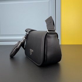 Сумка через плечо PRADA из кожи оленя Эта сумка через плечо изгот