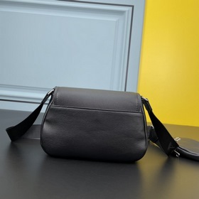 Сумка через плечо PRADA из кожи оленя Эта сумка через плечо изгот