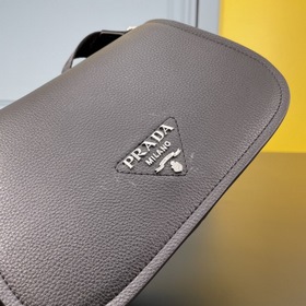 Сумка через плечо PRADA из кожи оленя Эта сумка через плечо изгот