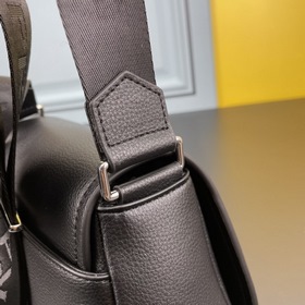 Сумка через плечо PRADA из кожи оленя Эта сумка через плечо изгот