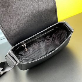 Сумка через плечо PRADA из кожи оленя Эта сумка через плечо изгот