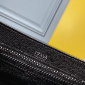 Сумка через плечо PRADA из кожи оленя Эта сумка через плечо изгот