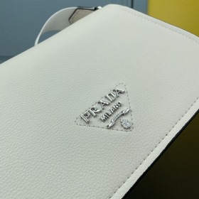 Сумка через плечо PRADA из кожи оленя Эта сумка через плечо изгот