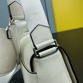 Сумка через плечо PRADA из кожи оленя Эта сумка через плечо изгот