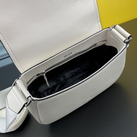 Сумка через плечо PRADA из кожи оленя Эта сумка через плечо изгот