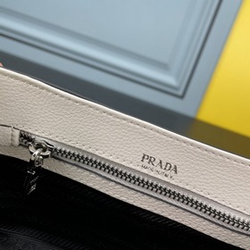 Сумка через плечо PRADA из кожи оленя Эта сумка через плечо изгот