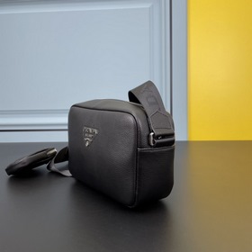 PRADA Сумка через плечо из кожи оленя Эта сумка через плечо изго