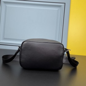 PRADA Сумка через плечо из кожи оленя Эта сумка через плечо изго