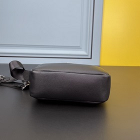 PRADA Сумка через плечо из кожи оленя Эта сумка через плечо изго