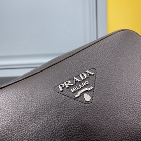 PRADA Сумка через плечо из кожи оленя Эта сумка через плечо изго