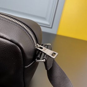 PRADA Сумка через плечо из кожи оленя Эта сумка через плечо изго