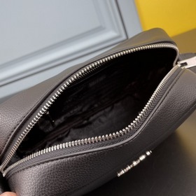 PRADA Сумка через плечо из кожи оленя Эта сумка через плечо изго