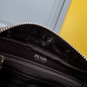 PRADA Сумка через плечо из кожи оленя Эта сумка через плечо изго