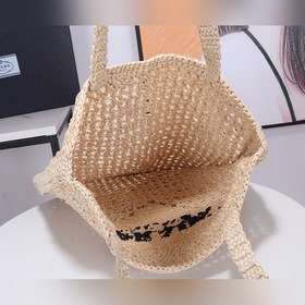 PRADA Сумка из фибрового рогожа, модель 1BG393 Эта мягкая сумка-т