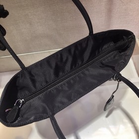 PRADA сумка через плечо, модель 1BG320 Изготовлена из импортной т