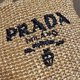 PRADA Сумка из волокна, модель 1BG408 Эта сумка из волокна изгот
