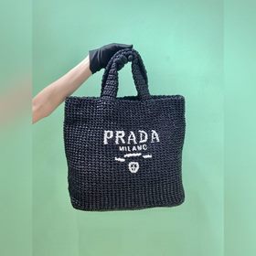 PRADA Сумка из волокна, модель 1BG408, черный Эта сумка из волокн