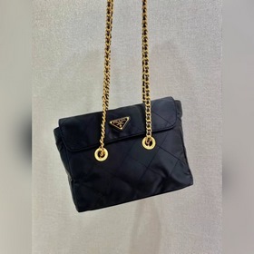 PRADA Б/у модель с клапаном, модель 1BD620, средний размер Эта ви