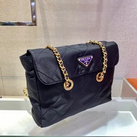 PRADA Б/у модель с клапаном, модель 1BD620, средний размер Эта ви