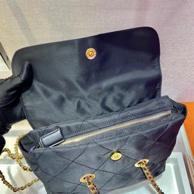 PRADA Б/у модель с клапаном, модель 1BD620, средний размер Эта ви