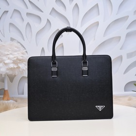 Мужской портфель PRADA из телячьей кожи Изготовлена из телячьей к