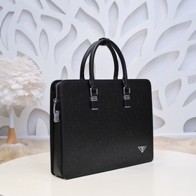 Мужской портфель PRADA из телячьей кожи Изготовлена из телячьей к