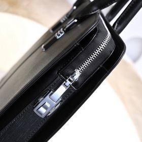 Мужской портфель PRADA из телячьей кожи Изготовлена из телячьей к