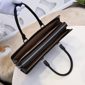 Мужской портфель PRADA из телячьей кожи Изготовлена из телячьей к