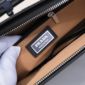 Мужской портфель PRADA из телячьей кожи Изготовлена из телячьей к