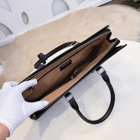 Мужской портфель PRADA из телячьей кожи Изготовлена из телячьей к