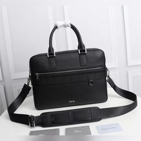 Мужская деловая сумка PRADA Эта сумка Safari отличается элегантн