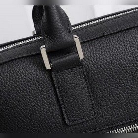 Мужская деловая сумка PRADA Эта сумка Safari отличается элегантн
