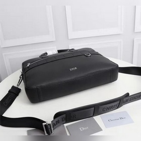Мужская деловая сумка PRADA Эта сумка Safari отличается элегантн