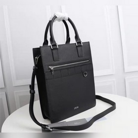 Сумка через плечо PRADA Эта сумка Safari отличается элегантной пр