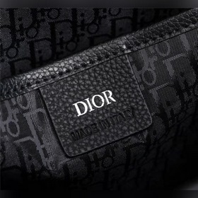 Сумка через плечо PRADA Эта сумка Safari отличается элегантной пр