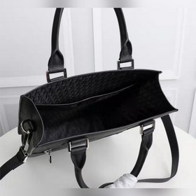 Сумка через плечо PRADA Эта сумка Safari отличается элегантной пр