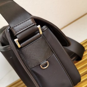 Новая мужская сумка через плечо PRADA, модель 2VD768 Эта сумка из