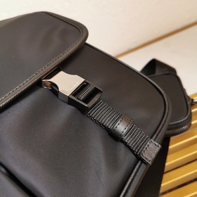 Новая мужская сумка через плечо PRADA, модель 2VD768 Эта сумка из