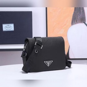 PRADA Сумка через плечо Модель 2VD038 Эта сумка через плечо из ко