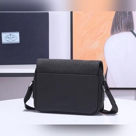 PRADA Сумка через плечо Модель 2VD038 Эта сумка через плечо из ко